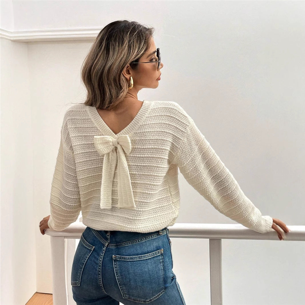 Women’s knit V-neck sweater with decorative bow element Lune London