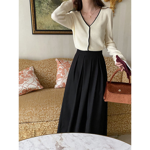 Ladies fashionable cardigan with V-neckline and button details Chic & Stil
