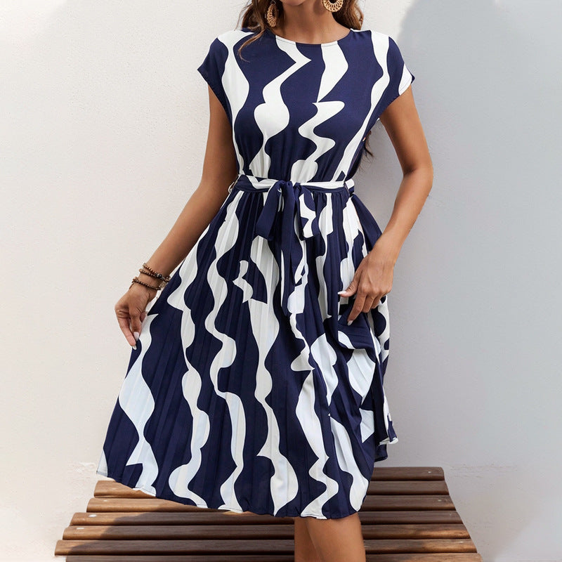 Robe maxi plissée pour femmes avec motif artistique et ceinture à nouer ajustable Chic & Stil