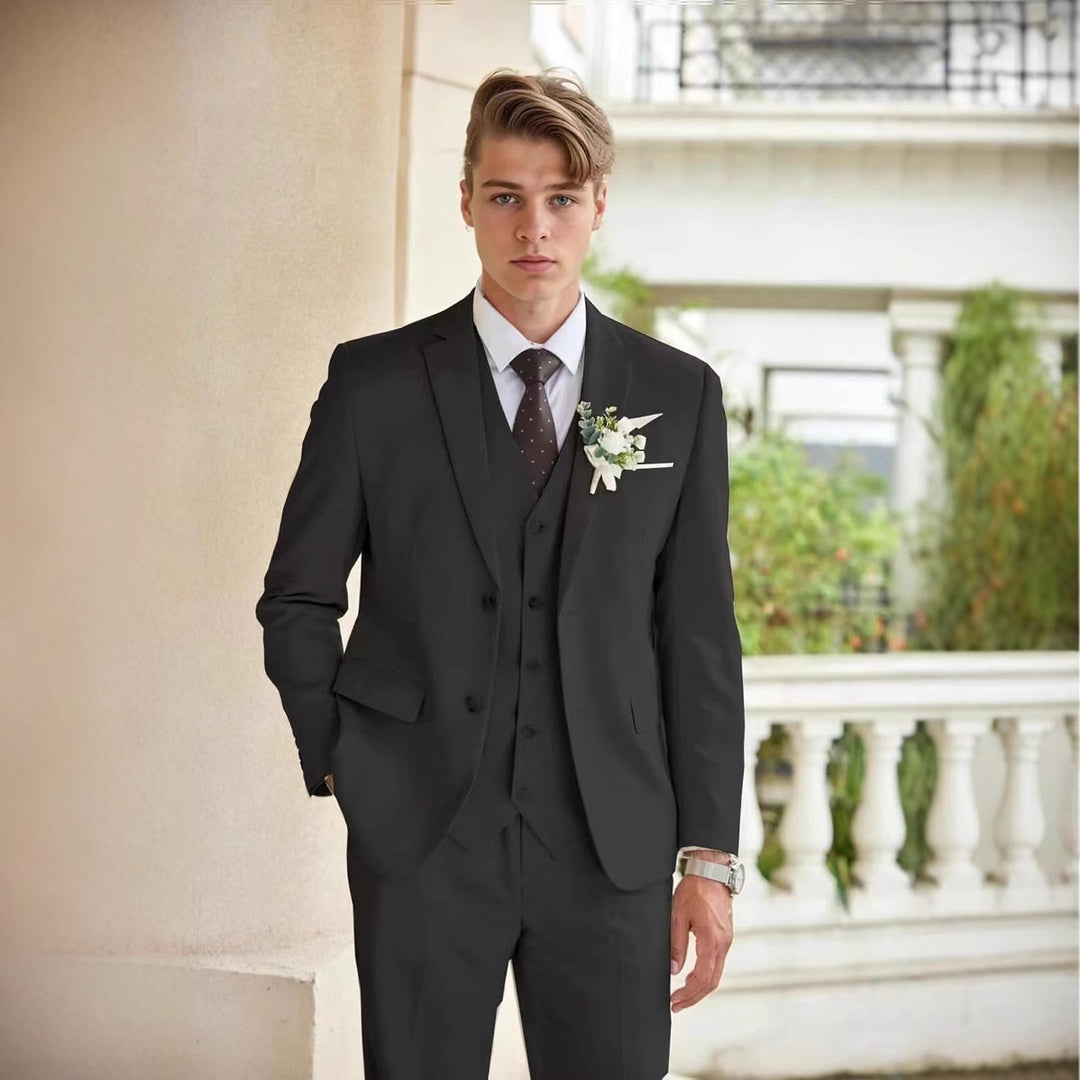 elegant suits for men made of three pieces with fine material and a modern fit Lune London