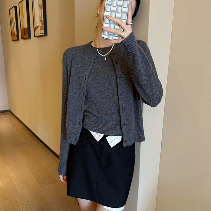 Cardigan femme en maille fine avec détails de boutons et encolure ronde Chic & Stil