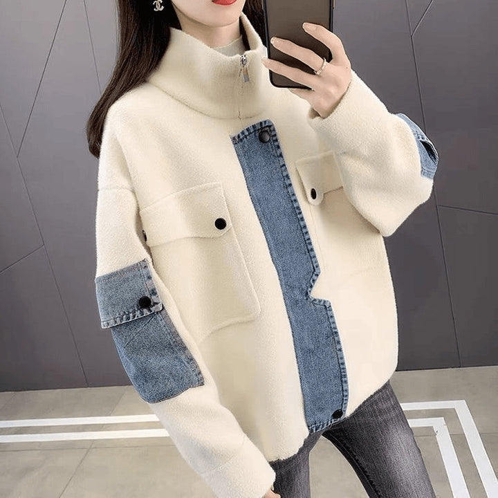 Veste de transition pour femmes avec un détail en denim moderne et un col haut Chic & Stil