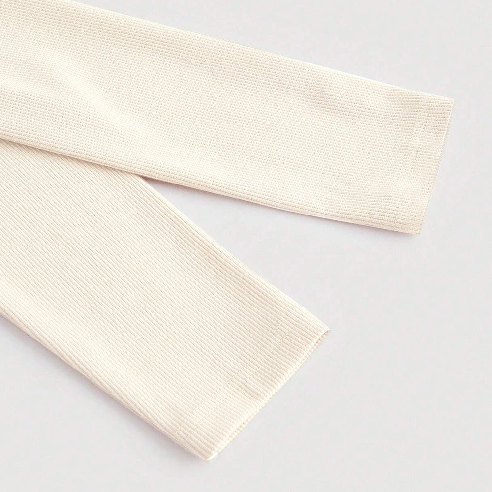 Chemise courte à manches longues pour femmes avec encolure asymétrique et texture fine côtelée Chic & Stil