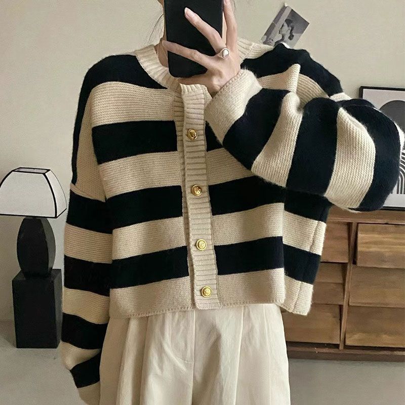 Pull en tricot surdimensionné à la mode pour femmes avec boutons Chic & Stil