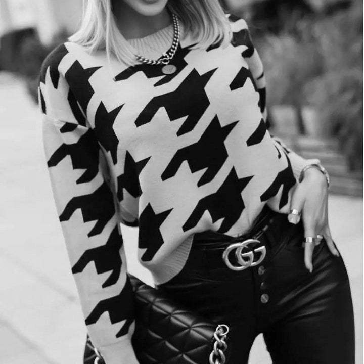 Casual knit sweater for women with a modern houndstooth pattern and a round neck Lune London