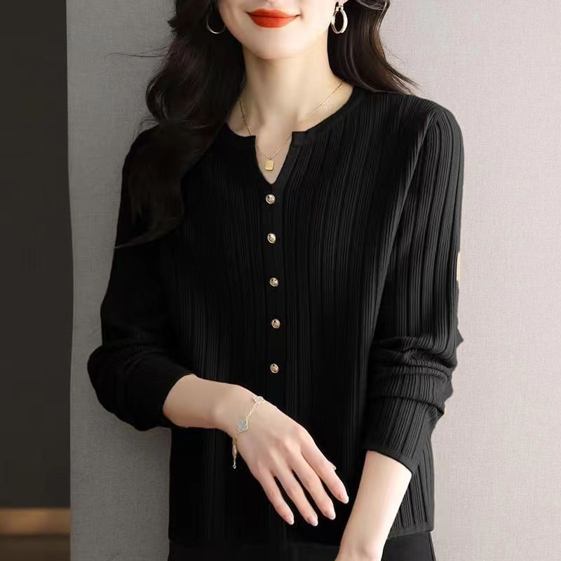 Blouse élégante pour femmes avec de fins plis et des détails de boutons Chic & Stil