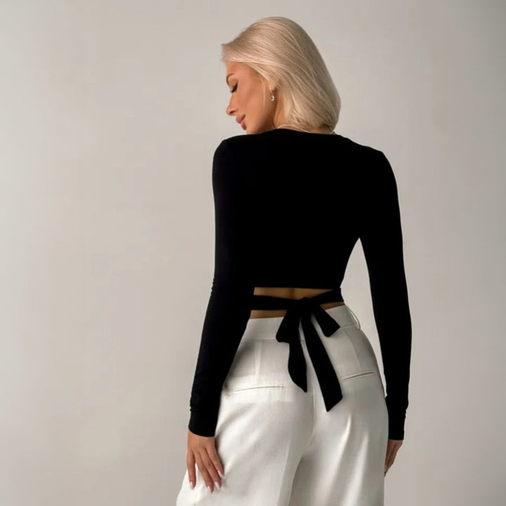 Chemise longue à manches longues pour femmes avec un design innovant à découpes et une taille élastique Chic & Stil