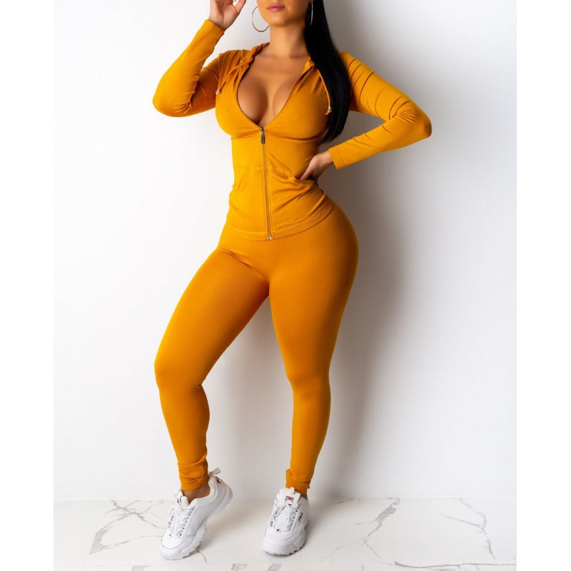 Ensemble de sport pour femmes en deux pièces avec veste à capuche et pantalons ajustés Chic & Stil