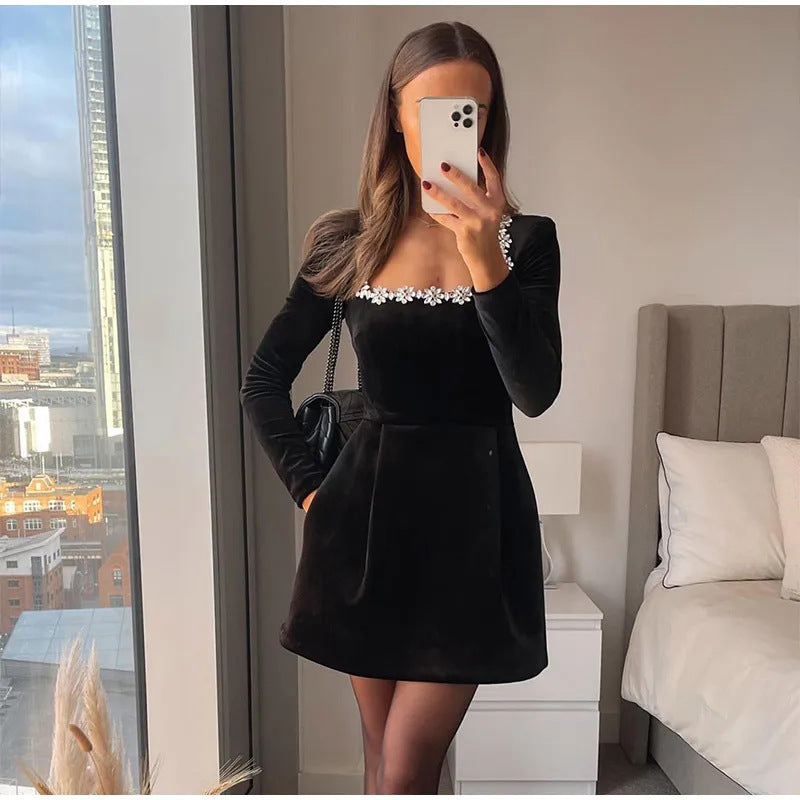 Robe en velours élégante pour femmes avec décolleté scintillant Chic & Stil