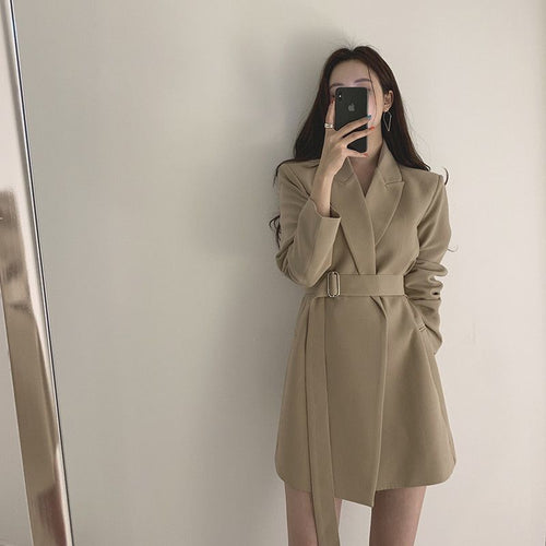 Robe blazer pour femmes avec coupe ajustée et ceinture Chic & Stil