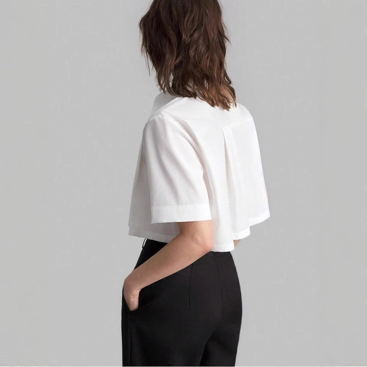 Short-sleeved blouse for women with an elegant pleated effect Chic and Style