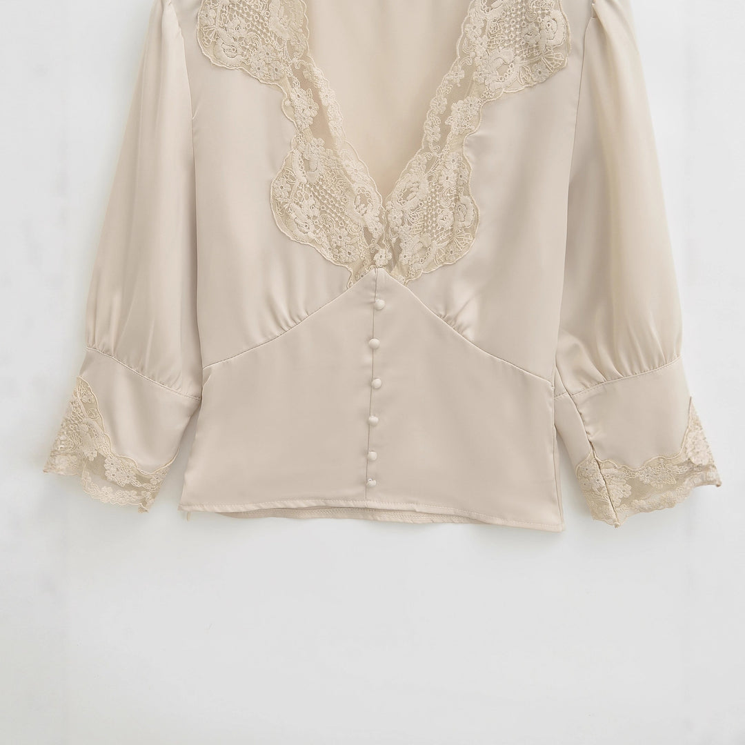 Elegant ladies blouse with lace accents Lune London