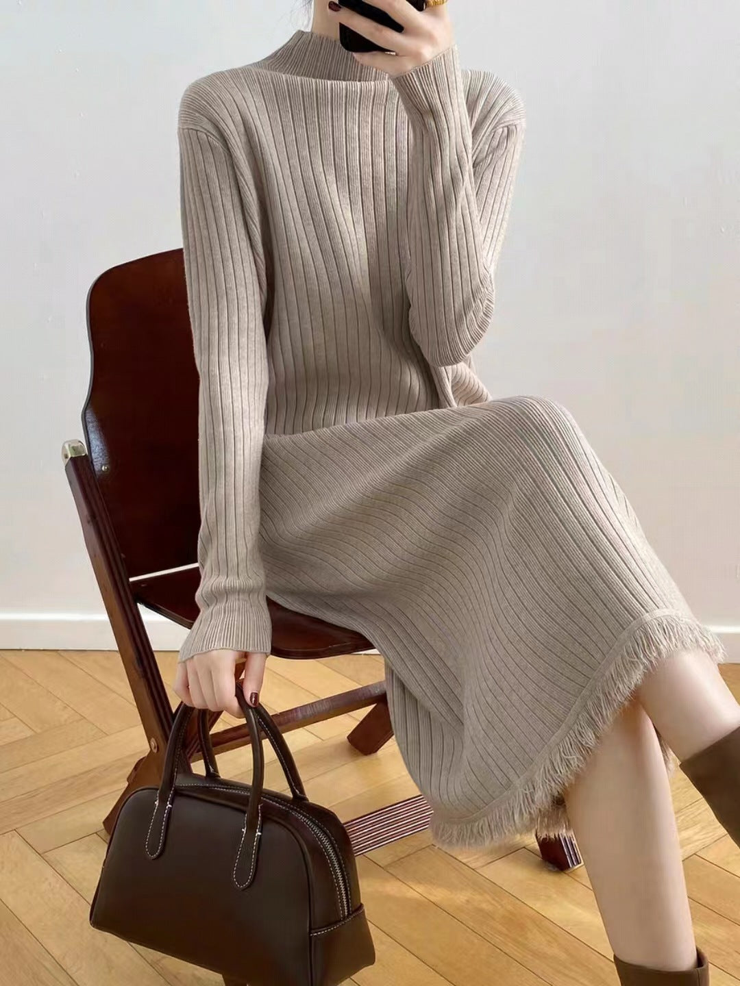 Robe tricotée pour femme avec col haut et décoration à franges tendance Chic & Stil