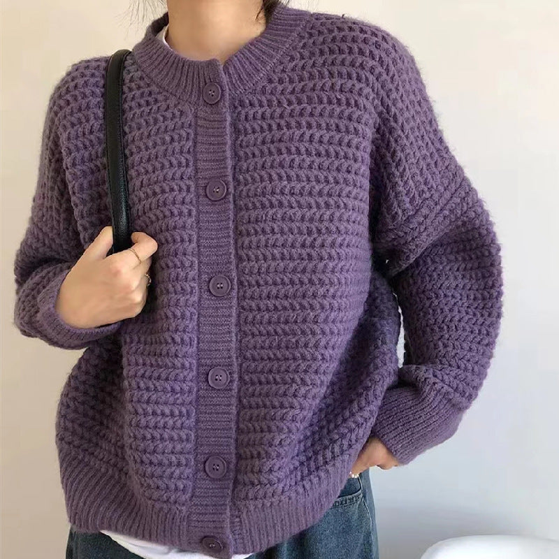 Cardigan confortable pour femmes avec un motif de câble complexe et de grands boutons Chic & Stil