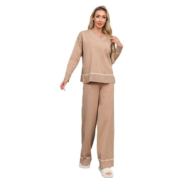 Relaxing loungewear set for women with V-neck and wide pants Lune London