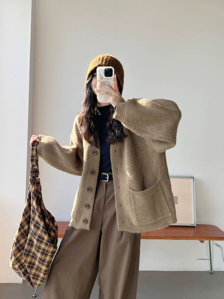 Cardigan en tricot épais pour femmes avec des détails de boutons élégants et des poches pratiques Chic & Stil