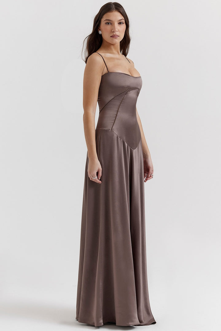Elegant satin maxi dress for women with thin straps and a figure-hugging fit Chic & Stil