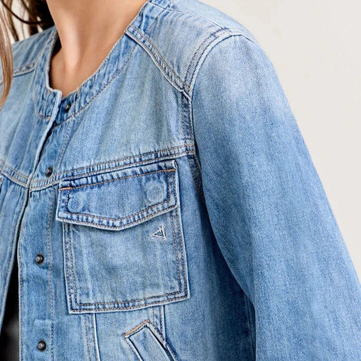 Short denim jacket for women with practical pockets Chic & Stil