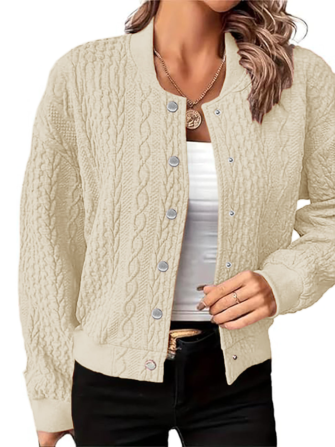 Cardigan pour femmes dans un motif de câble moderne avec fermeture à boutons-pression Chic & Stil