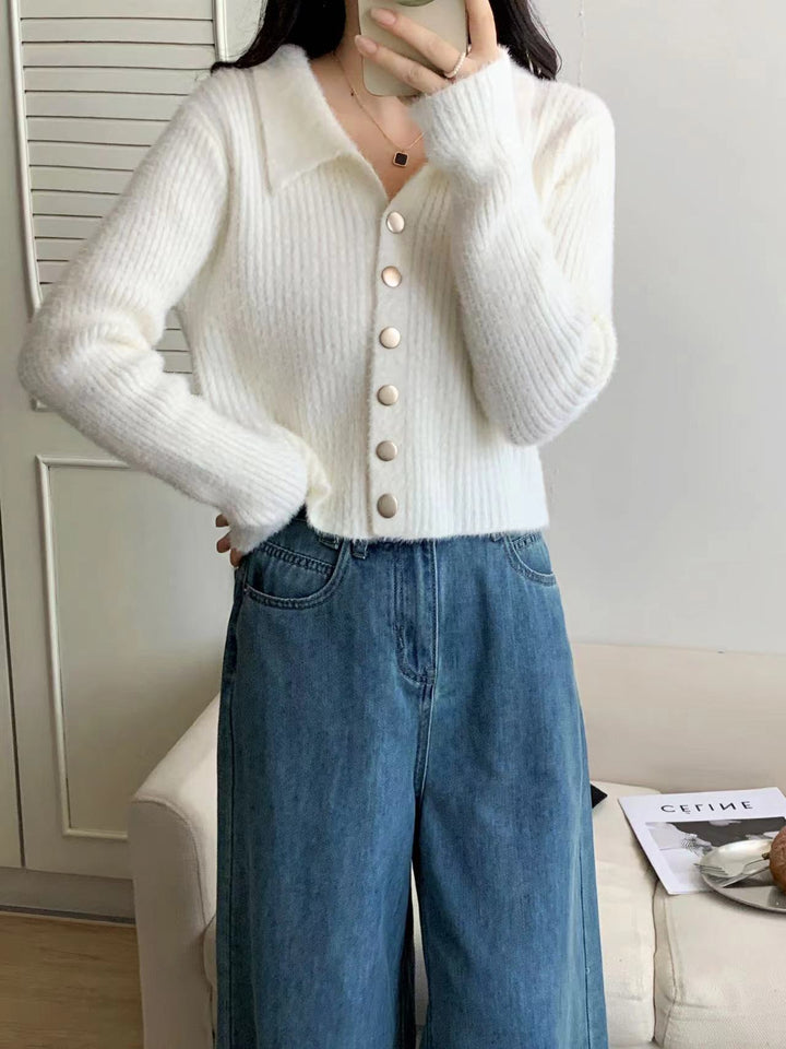 Cardigan pour femmes avec design à boutons et matériau doux Chic & Stil