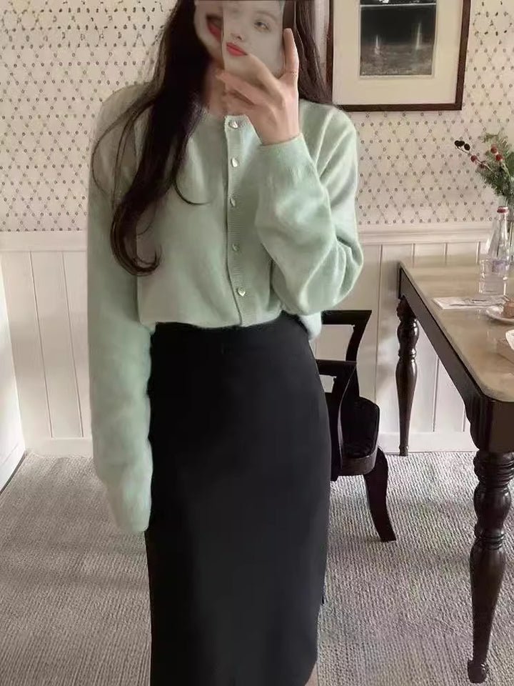 Cardigan féminin en tricot fin avec boutons décoratifs et coupe élégante Chic & Stil