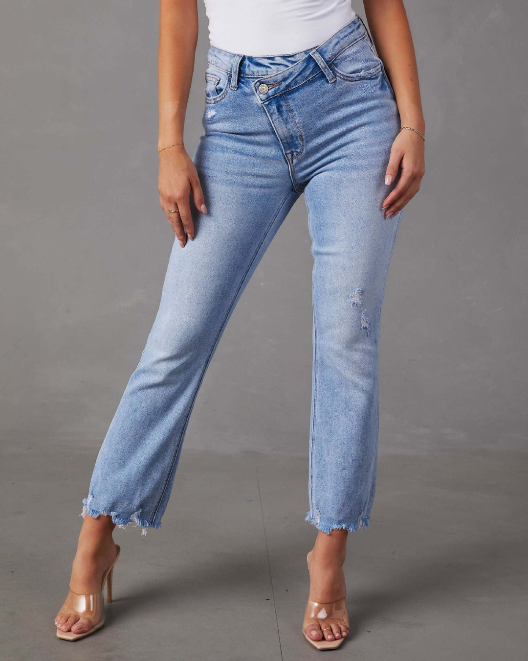 Chic & Stil Women's Mom Jeans with Frayed Hem