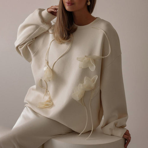 Women's sweatshirt with floral appliqués and a chic casual cut