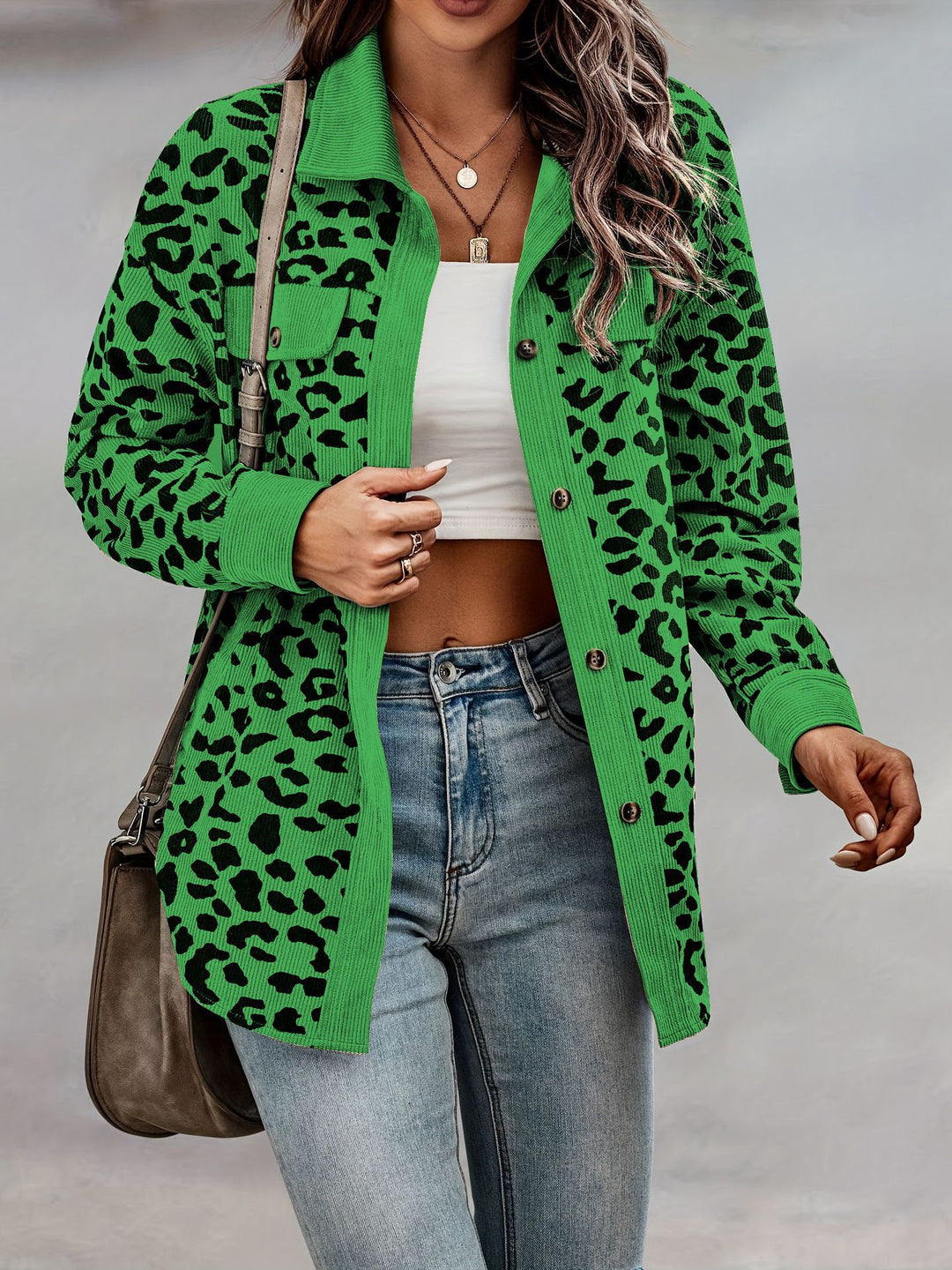 Veste en corduroy tendance pour femmes avec imprimé léopard et poches poitrine Chic & Stil