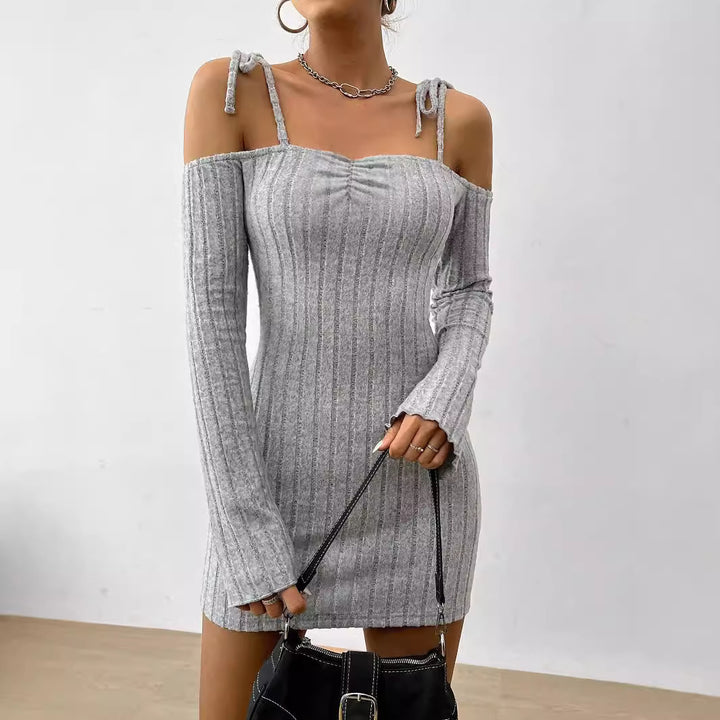 Robe mini femme avec design décolleté découvrant les épaules et tricot rib trendy Chic & Stil
