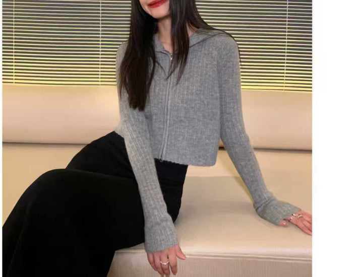 Veste à capuche tendance pour femmes avec de fins détails en maille côtelée Chic & Stil