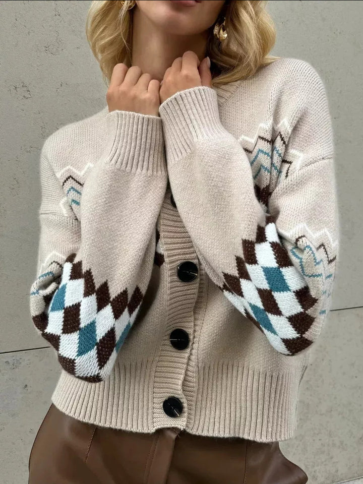 Cardigan pour femmes avec un motif de diamant moderne et fermeture à boutons Chic & Stil