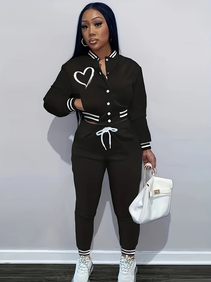 Women's sports set with modern cut and practical pockets Lune London