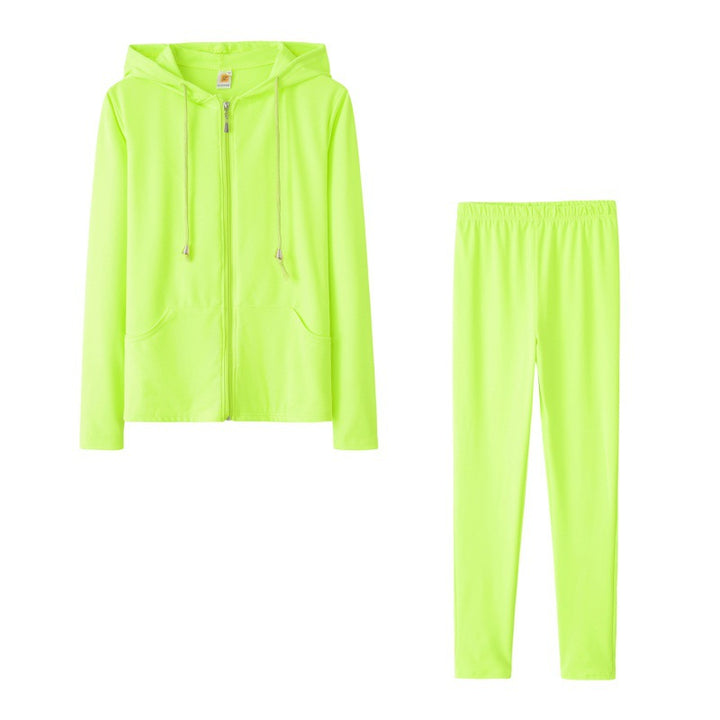 Ensemble de sport pour femmes en deux pièces avec veste à capuche et pantalons ajustés Chic & Stil