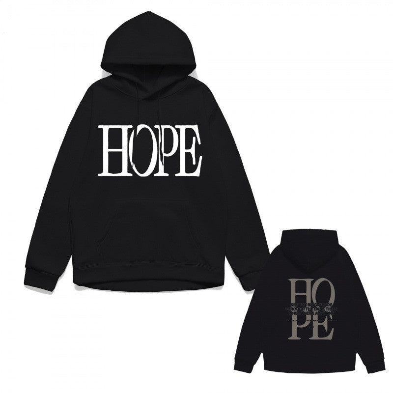 Women's hoodie with eye-catching lettering and conveniently designed kangaroo pocket Chic & Stil