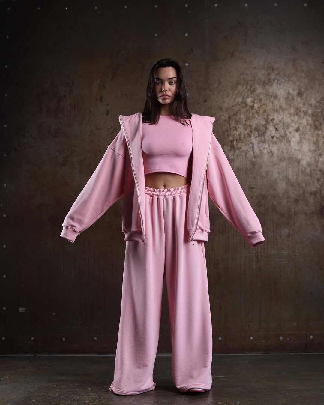 Fashionable women's sports set with oversized jacket and loose fit Lune London