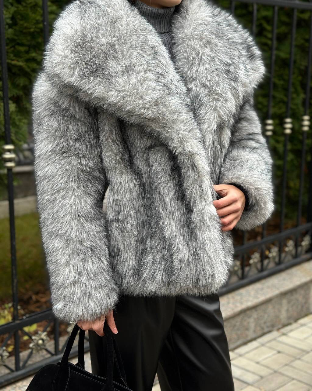 Elegant women's faux fur jacket with voluminous collar and zippered pockets Lune London