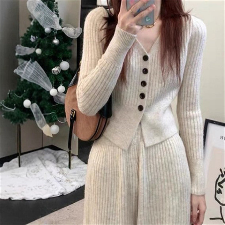 Costume tricoté pour femmes avec décolleté en V et détails de boutons Chic & Stil