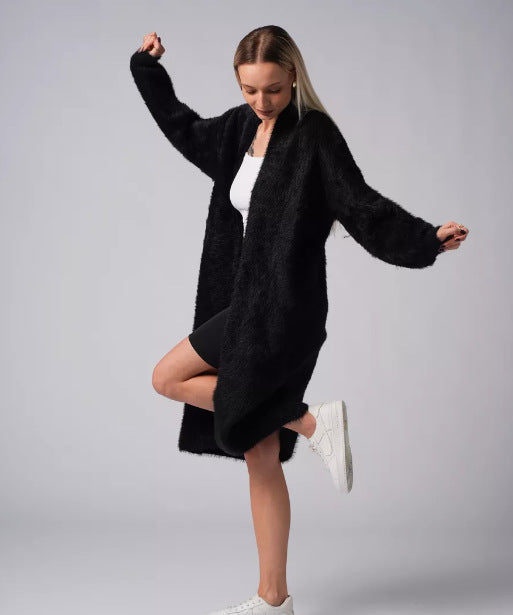 Cardigan long en peluche pour femmes au design élégant avec des ouvertures et des matériaux doux Chic & Stil