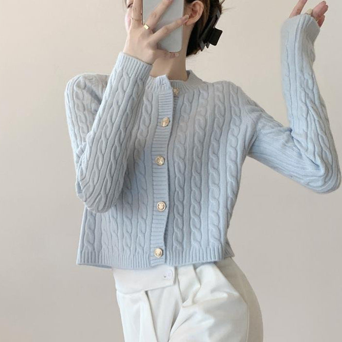 Cardigan en tricot épais pour femmes avec fermeture à boutons et magnifique motif en cable Chic & Stil