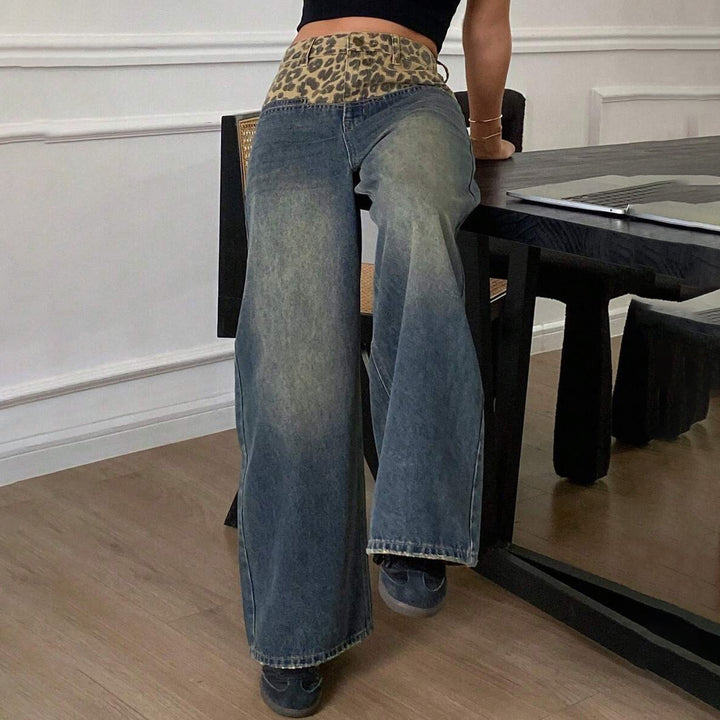 High-waisted women's jeans with loose fit in leopard Lune London