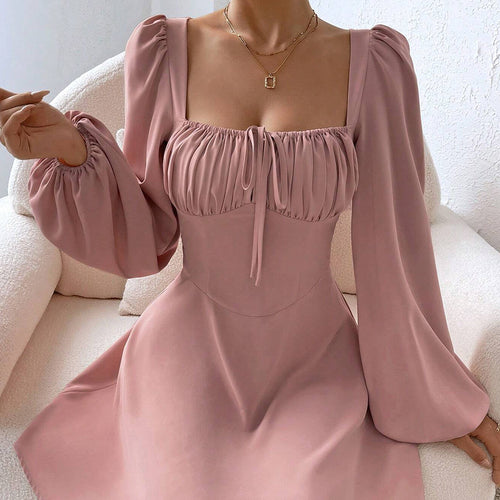 Robe mini femme avec des détails en volants et des manches bouffantes chics Chic & Stil