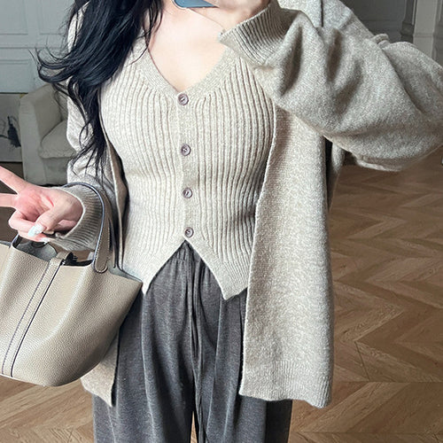 Cardigan féminin à la mode avec un profond col en V et des détails de boutons élégants Chic & Stil