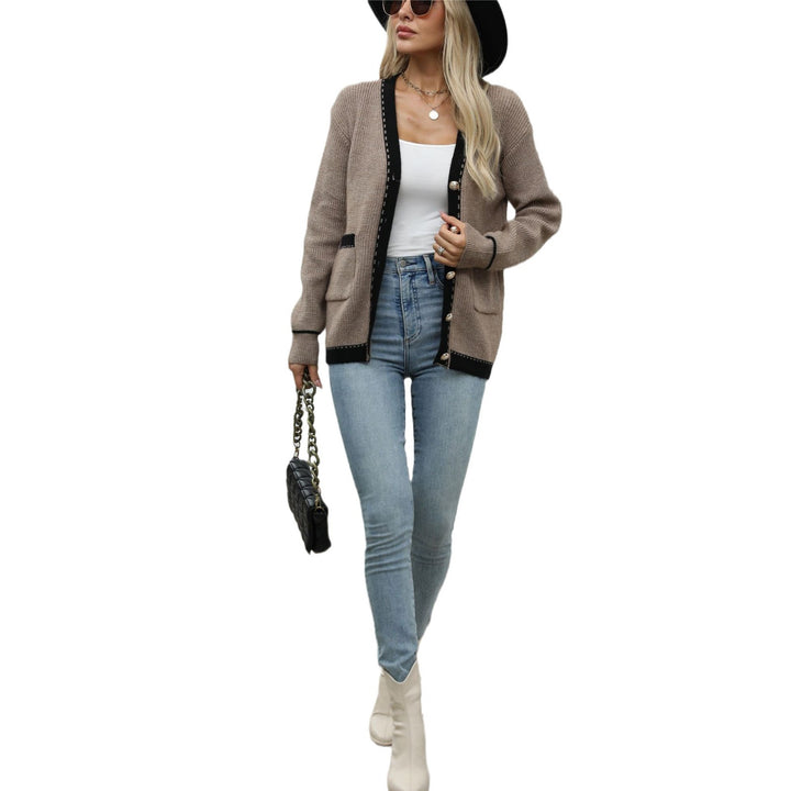 Cardigan pour femmes avec fermeture à boutons tendance et détails contrastés Chic & Stil