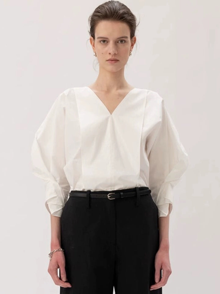 Blouse féminine tendance avec des manches volumineuses et un décolleté en V Chic & Stil