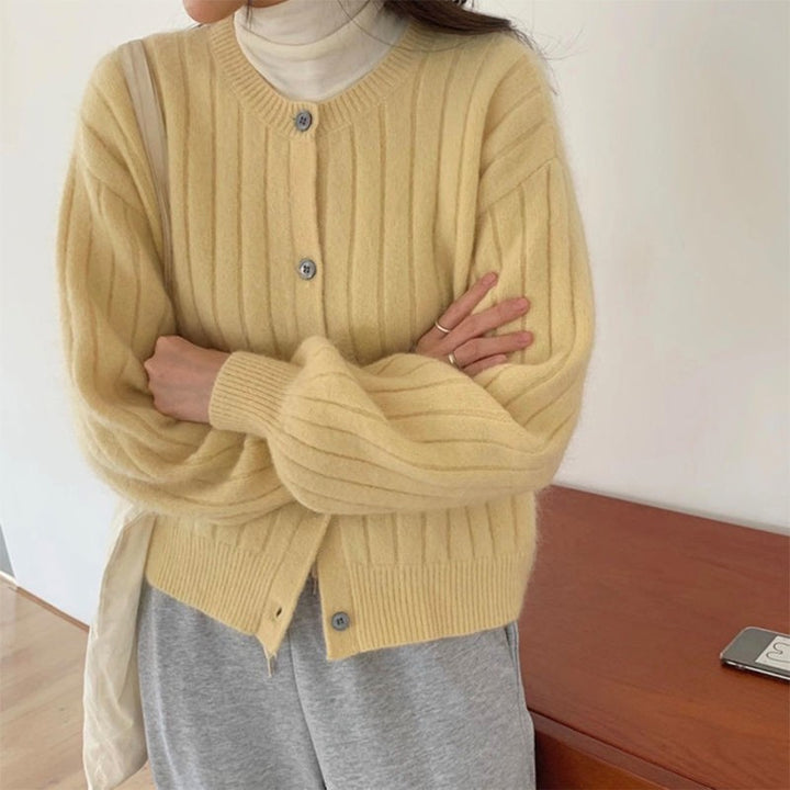 Gilet en maille fine pour femmes avec des détails de bouton élégants et un matériau doux Chic & Stil