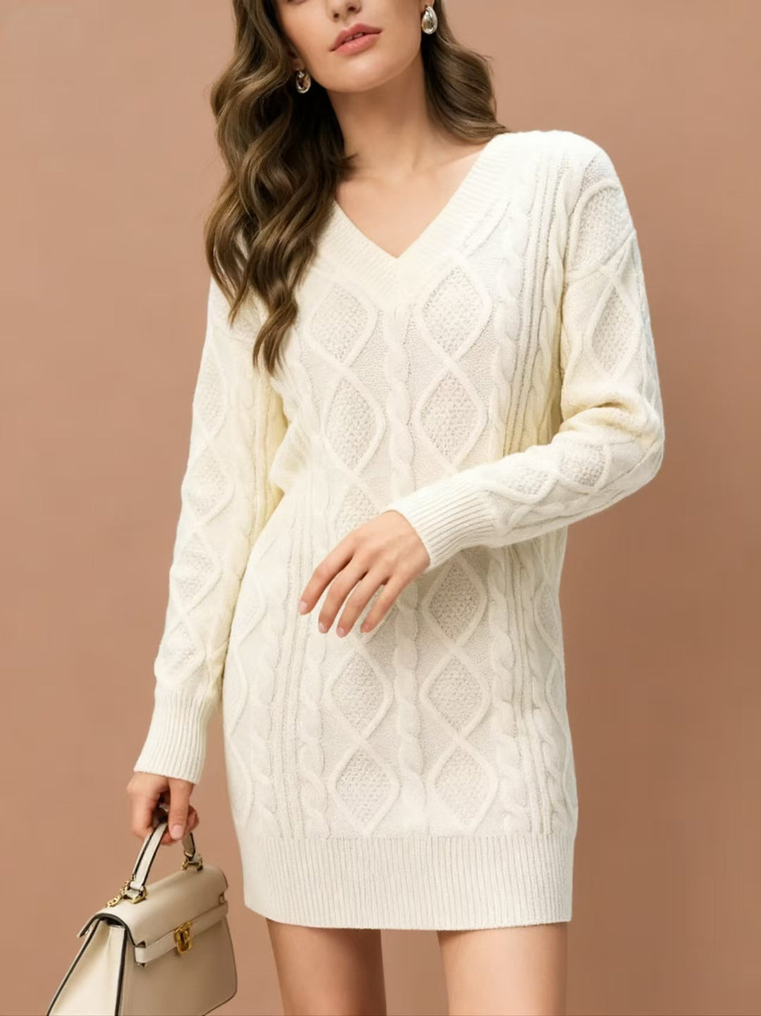 Robe tricotée pour femmes avec décolleté en V profond et design structuré Chic & Stil