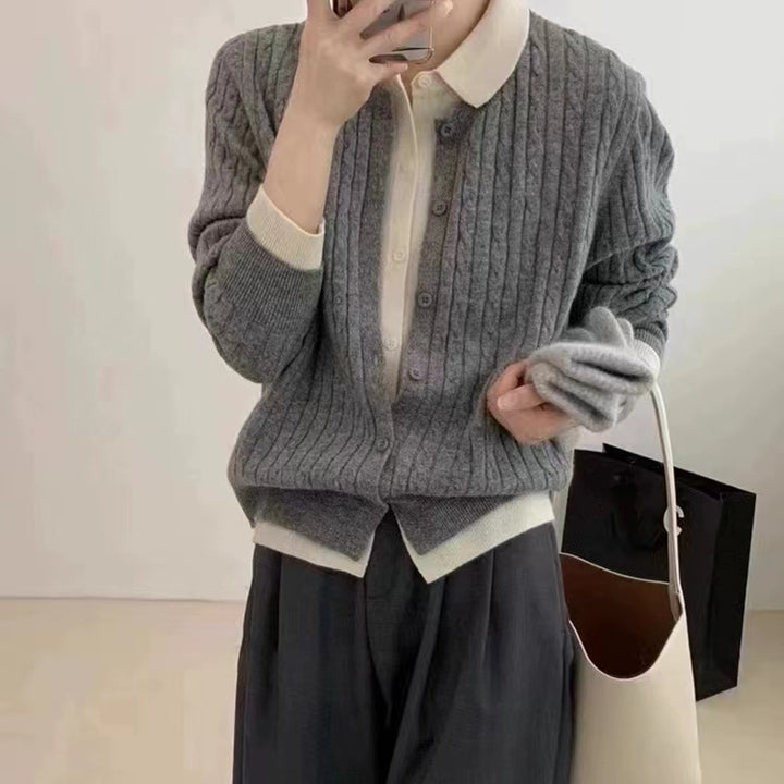 Pull tricot confortable pour femmes avec un design de boutons tendance et une texture côtelée Chic & Stil