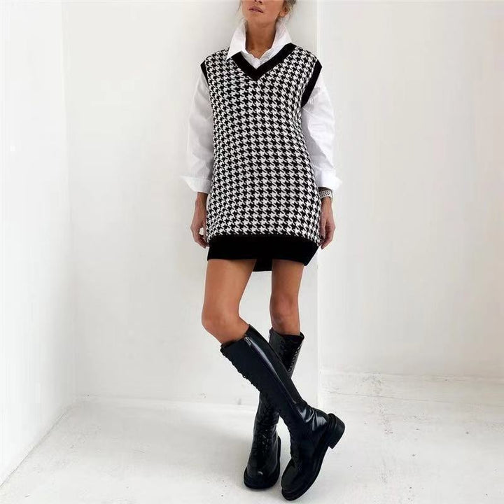 Knit dress for women with a modern houndstooth pattern and an elegant V-neck Lune London