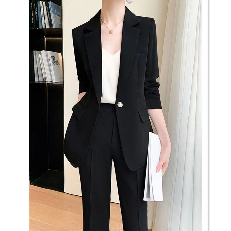 Ensemble de costume pour femmes deux pièces avec coupe élégante Chic & Stil
