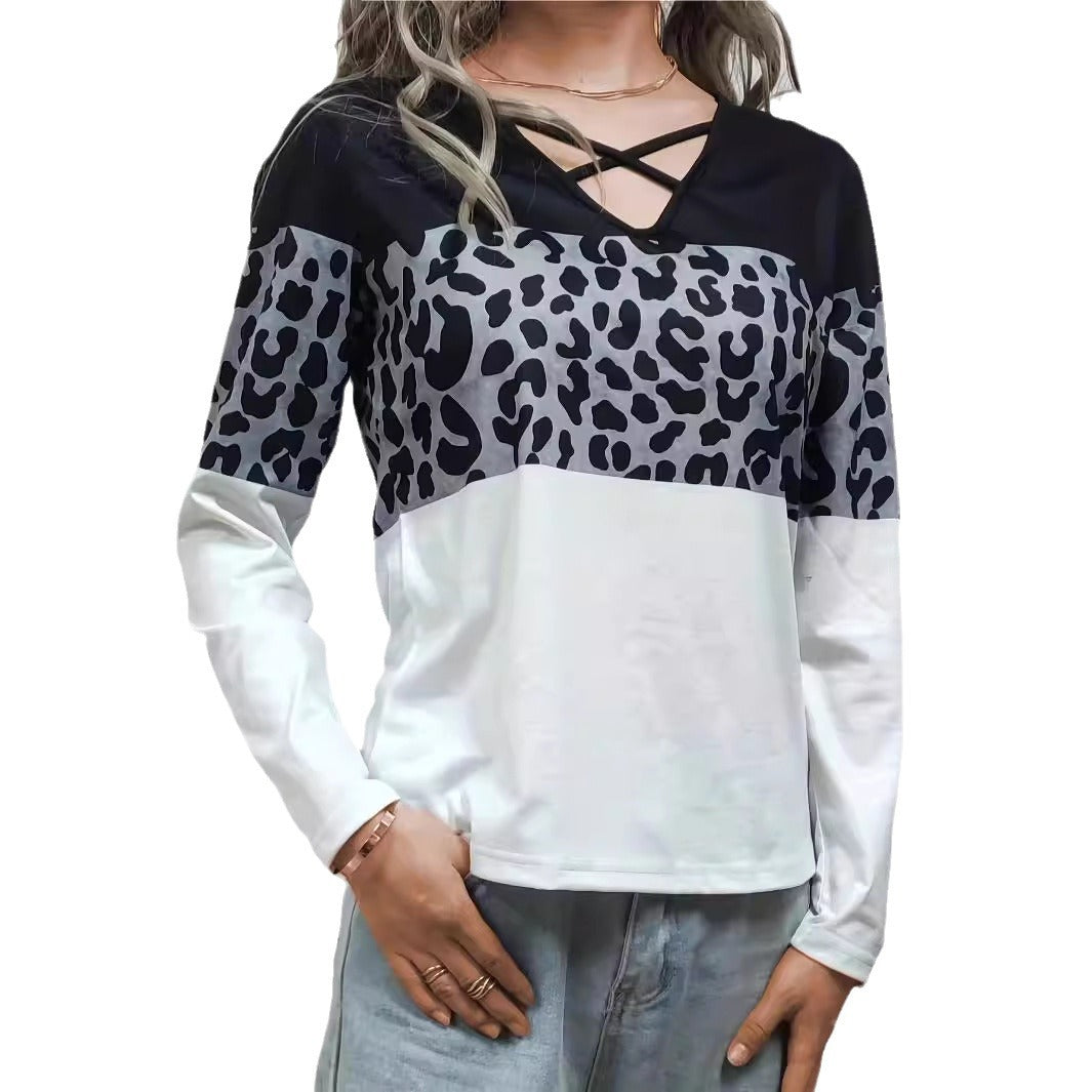 Casual long-sleeve shirt for women with a trendy leopard print and a refined V-neck Lune London